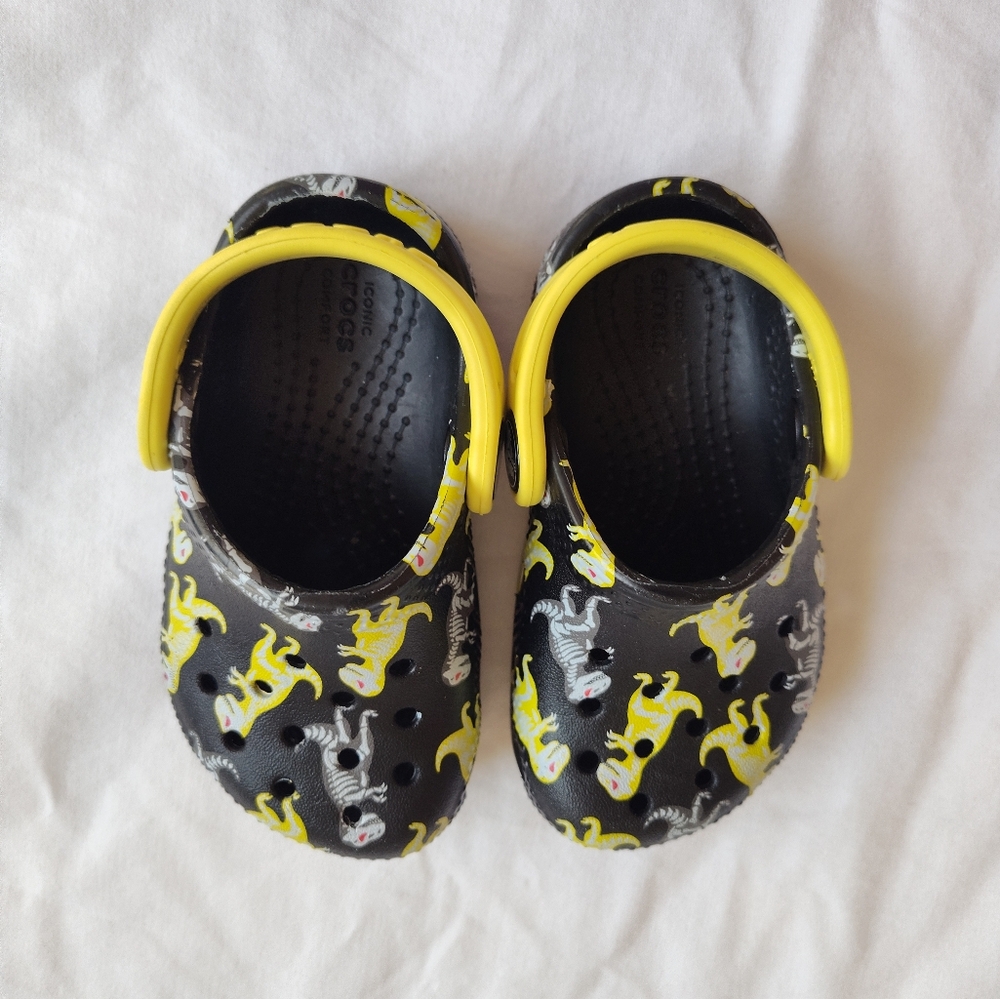 Kids Black and Yellow Crocs Size C5 Baby These shoes Are In Like new Condition.